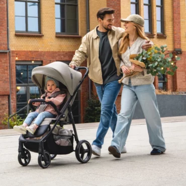 Семейство се разхожда с модерна детска количка Kinderkraft в бежаво-сив цвят от Bellamiestore