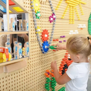 Момиче играе с интерактивна дъска с разноцветни елементи от Masterkidz в Bellamiestore