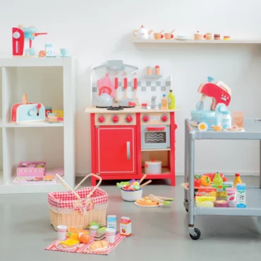 Комплект дървена детска кухня с аксесоари от New Classic Toys, налична в Bellamiestore