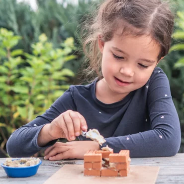 Детски Teifoc конструктор с истински тухлички от Bellamiestore - момиче строи къщичка