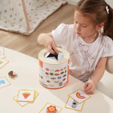 Момиче играе със сортер за форми Viga toys - образователна играчка от Bellamiestore за развитие на моторика