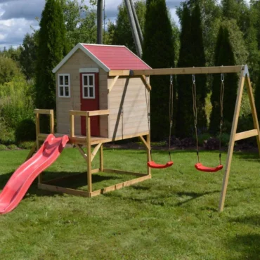 Дървена къщичка с червен покрив и люлки за двор - Wendi Toys детски съоръжения Bellamiestore