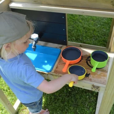 Малка детска кухня на открито с мивка и тенджери - външен вариант от Wendi Toys