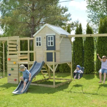 Дървена къща за игра с пързалка, люлки и стена за катерене от Wendi Toys