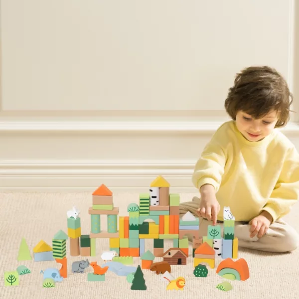 Дървен конструктор Горско приключение с момче, строящо голям цветен замък, животни и дървета