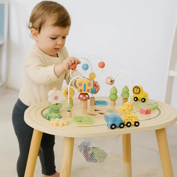 Малко дете играе с дървена масичка сафари, цветни елементи и лабиринти, безопасна за бебета