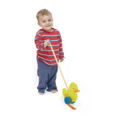 Дървена играчка за бутане пате с колелца и дръжка, ярко жълт цвят, за прохождащи малчугани