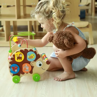 Дървена играчка таралеж за дърпане с лабиринт, активности и колелца, естествен цвят, за малки деца