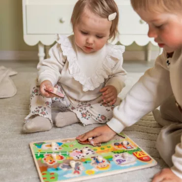 Дървен пъзел с животни, малки деца играят и редят, развиващи моториката, безопасна детска играчка