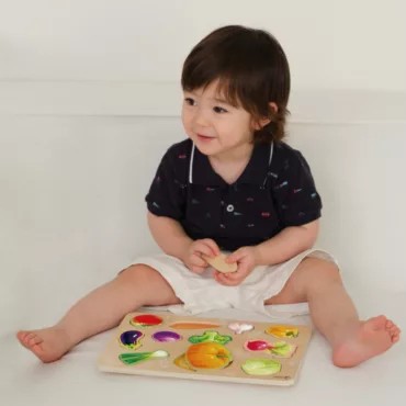 Дървен пъзел с цветни зеленчуци, момче играе, образователна играчка за деца над 1 година