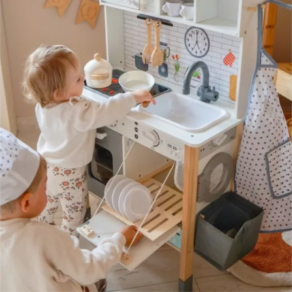 Две деца играят с дървена кухня Jolly Toy, мият чинии и готвят, многофункционална играчка