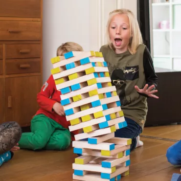 Голяма дървена игра за баланс с цветни блокчета, развиваща сръчност и търпение при децата