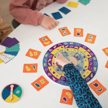 Настолна игра със забавни карти и въртящо се табло, подходяща за състезателни игри между деца