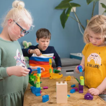 Дървена състезателна игра за баланс с цветни фигурки, подходяща за групова игра