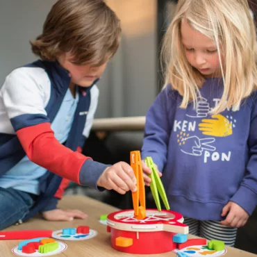 Детска игра с дървени части и щипки за развитие на бързина и прецизност