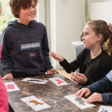 Детска настолна игра с карти и забавни животни за бързи реакции и семейни състезания