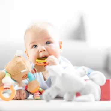 Плюшена дрънкалка с цветни елементи, бебе играе на пода, меки играчки за новородени