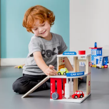 Детски дървен гараж с коли и рампа, играчка в ярки цветове, подходяща за момчета над 3 години