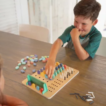 Детска настолна стратегическа игра с дървени фигурки, подходяща за момчета над 6 години