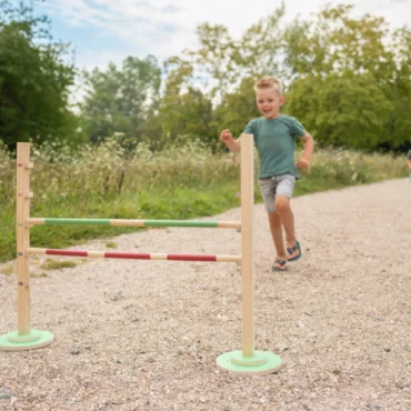 Детска игра за прескачане с дървени препятствия, активна спортна игра за момчета над 3 години