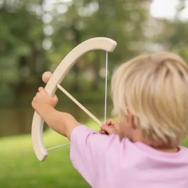 Детски дървен лък със стрела с помпон, игра за точност и концентрация, подходяща за момчета над 5 години