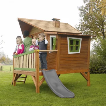 Дървена къща за игра на двора с тераса и зелени прозорци, подходяща за деца, играчки за навън
