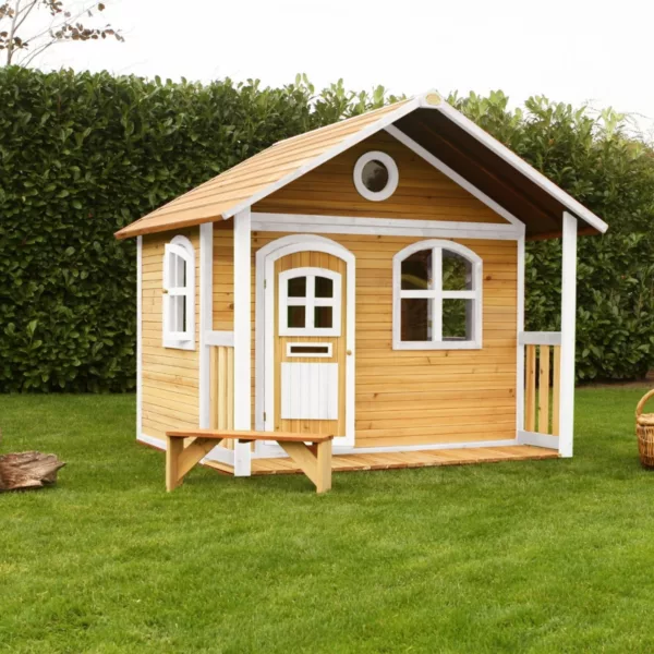 Къщичка за игра Milan AXI с дървена пейка отпред.