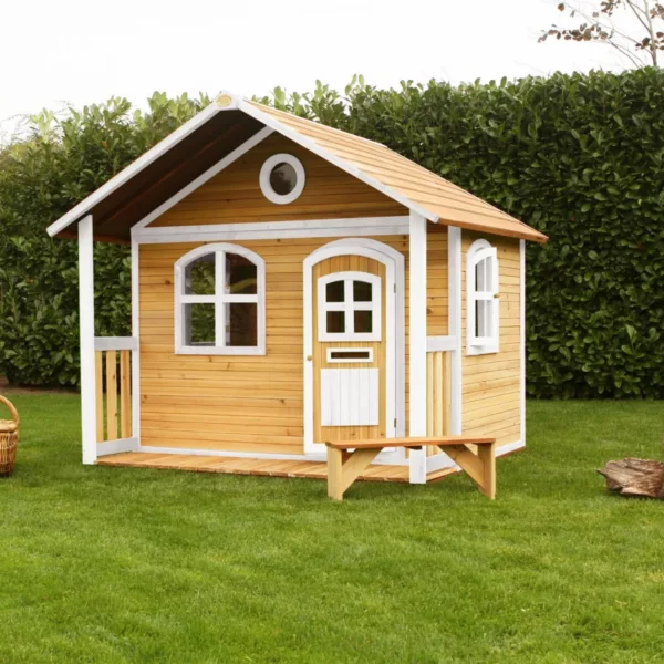 Детска дървена къщичка Milan AXI с пейка и декоративен кръгъл прозорец.