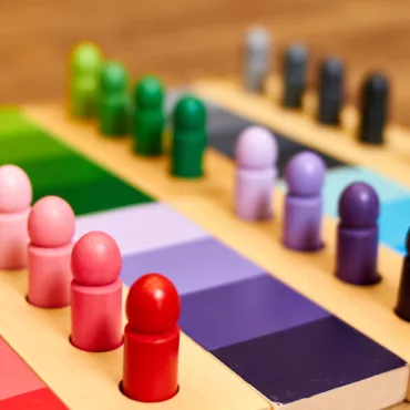 Монтесори играчки сортери за цветове и форми от дърво, подходящи за развитие на мисленето