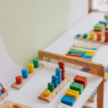 Дървени сортери, броячи и пъзели с цветни елементи за развитие на логика и броене