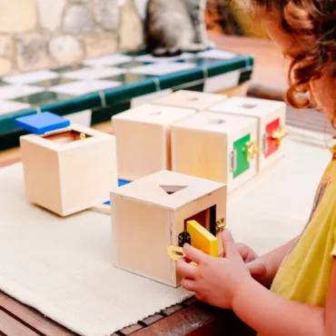 Дървен Монтесори куб с ключалки и цветни вратички за практически умения, за деца 3+