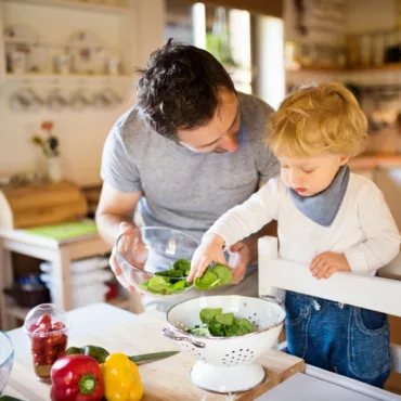 Монтесори практика у дома, дете готви със зеленчуци, развитие на самостоятелност
