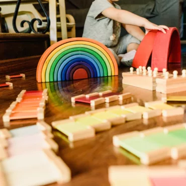Монтесори дървена дъга и цветни плочки за творческа игра и учене, естествени материали