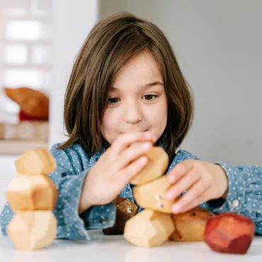 Детска игра с дървени монтесори камъни за балансиране и сръчност, натурални пастелни цветове