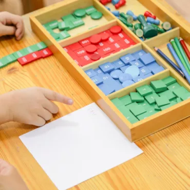 Монтесори комплект за броене и математика с дървени елементи за учене чрез игра