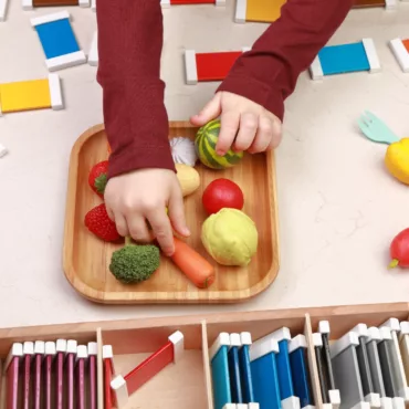 Детска игра с дървени монтесори зеленчуци за сортиране и развитие на практически умения
