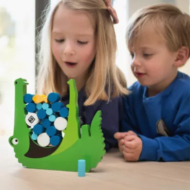 Дървена игра за баланс с крокодил и цветни пулове, развиваща сръчност и концентрация