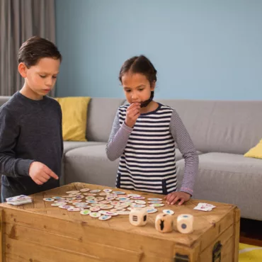 Настолна игра с дървени жетони и зарове за развитие на памет и логика при деца