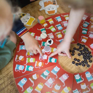 Детска настолна игра с котета и цветни плочки, подходяща за семейни забавления