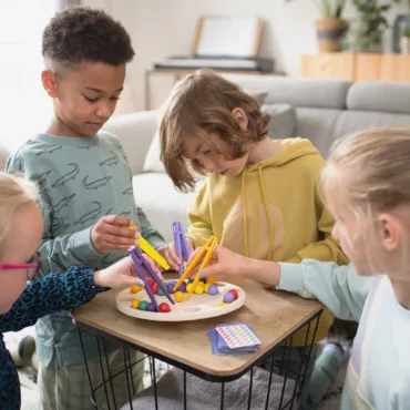 Групова настолна игра с дървени топчета и щипки, развиваща сръчност и логика