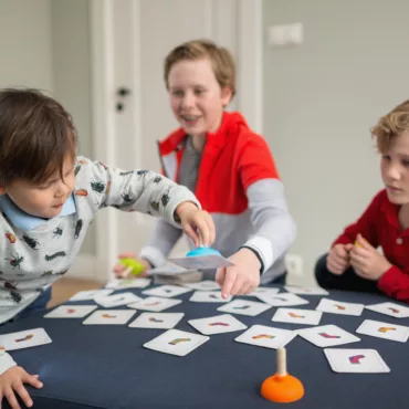 Детска игра с карти и цветни фигурки, подходяща за памет и бързи реакции