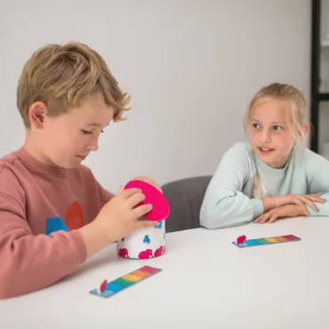 Детска настолна игра с тайни предмети и цветни карти, подходяща за деца над 4 години