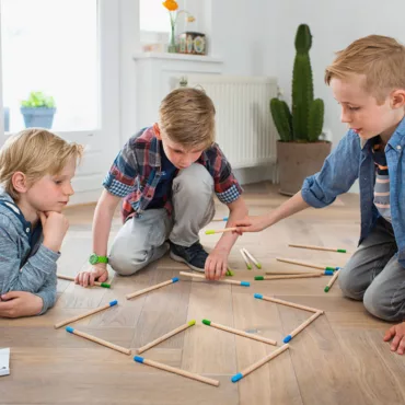 Детска стратегическа игра с дървени пръчки, стимулираща мисленето и координацията