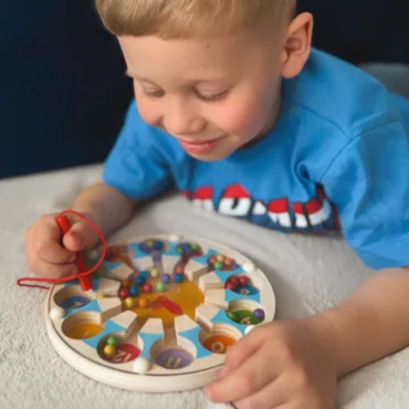 Дървен магнитен лабиринт с числа и цветни топчета, развиващ логическото мислене и броенето