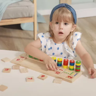 Детска игра с дървени числа и цветни шайби, стимулираща математическото мислене, естествен материал
