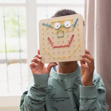 Дървен геоборд за игра с ластици, развива въображение и логика при деца, образователна играчка