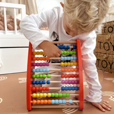 Детски дървен сметало с цветни мъниста, развиващ математическите умения и логиката при малки деца