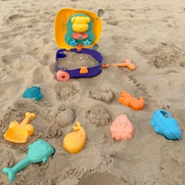 Плажен комплект за деца с формички, лопатка и количка в ярки цветове, подходящ за игра на плажа или градината.