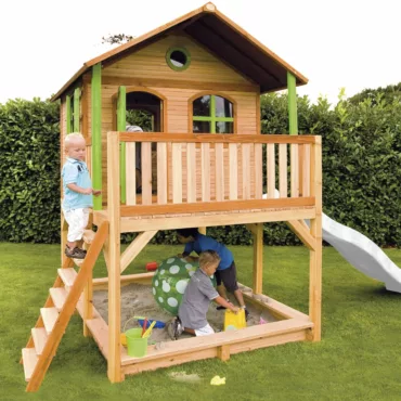 Детска дървена къща на платформа с пясъчник и пързалка за двор или градина