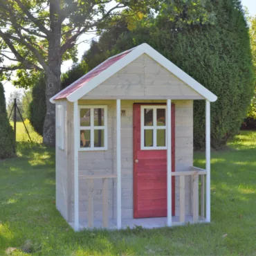 Дървена детска къща с веранда и червена врата за игра навън и забавления в градината